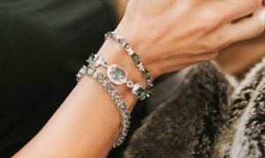 Có nên đeo 2 vòng 1 tay: Quy tắc đeo vòng giúp mang lại may mắn