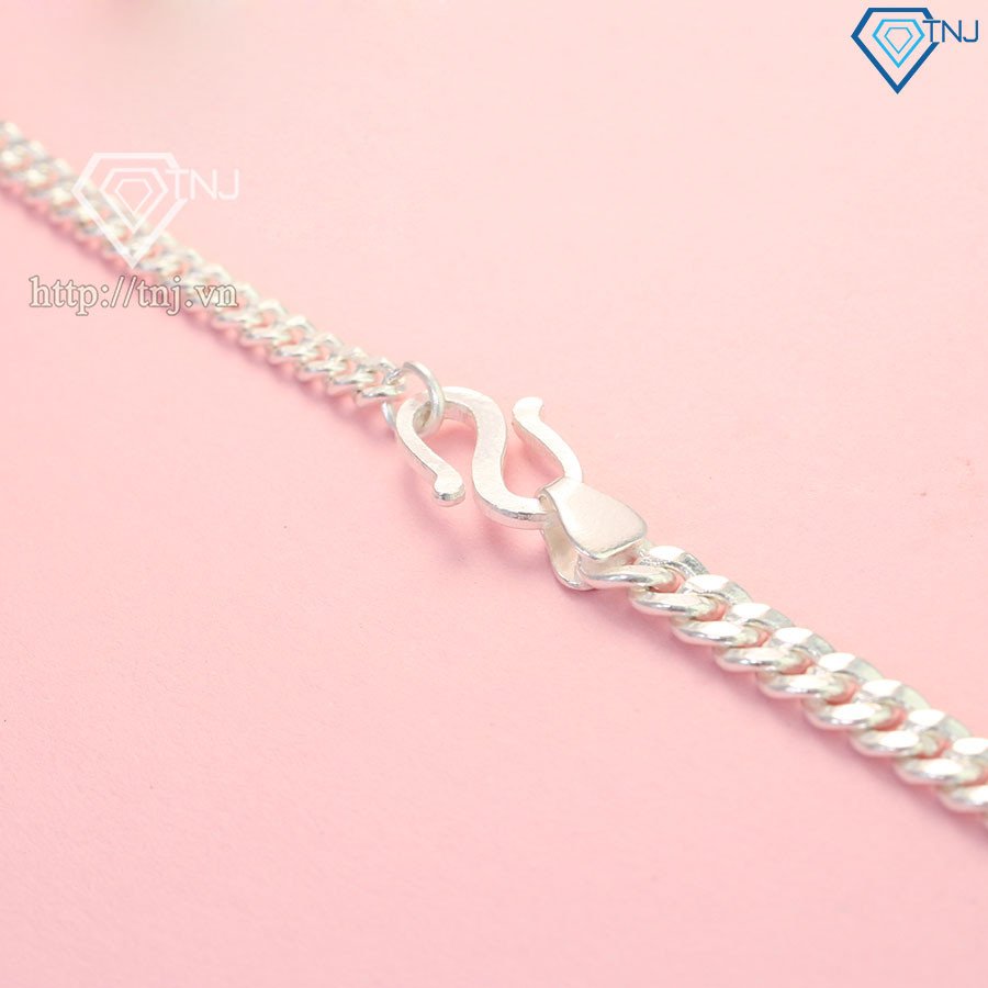 ảnh chụp vòng tay đôi bạc thể hiện sự gắn kết