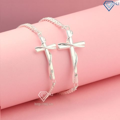 ảnh vòng tay đôi bạc hình thánh giá lãng mạn