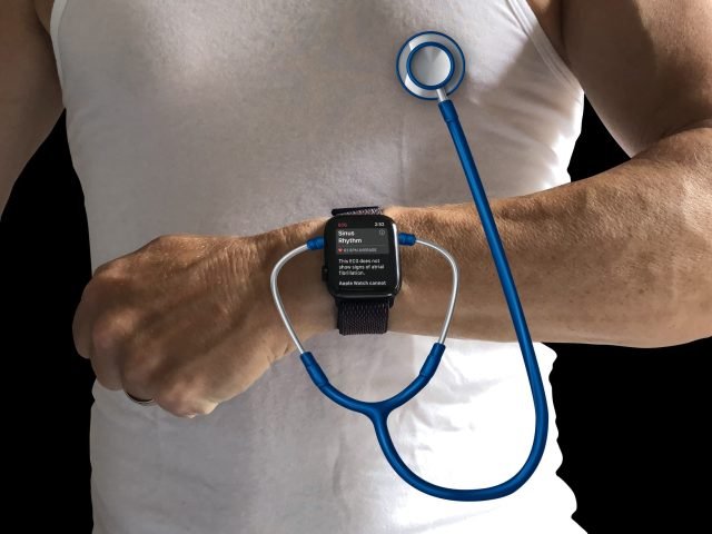 Apple Watch Series 7 với màn hình lớn hiển thị các chỉ số sức khỏe