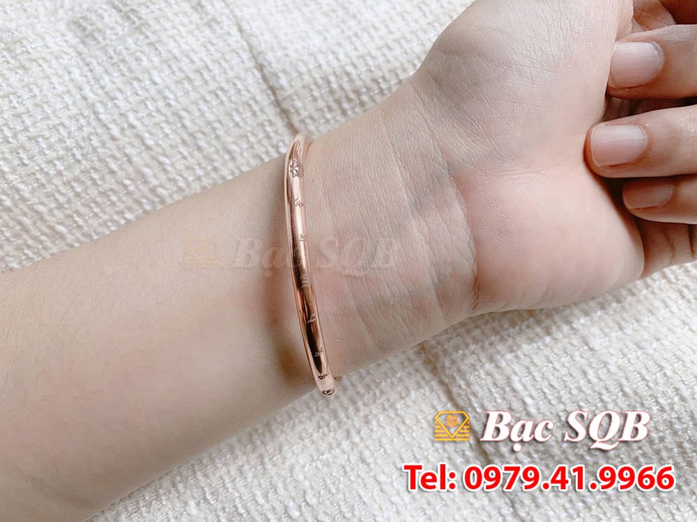 Bàn tay đeo vòng tay bằng đồng đơn giản