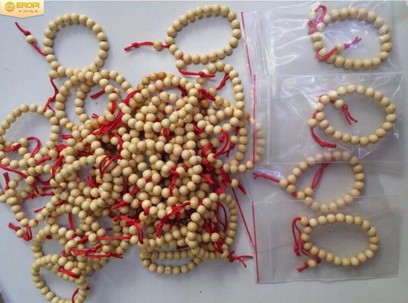 Bé đeo vòng dâu tằm như bùa may mắn