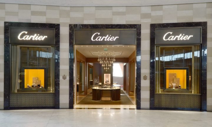Bên trong cửa hàng Cartier sang trọng giới thiệu vòng tay hình cây đinh