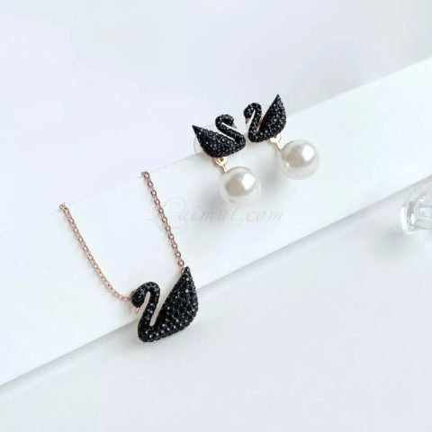 Biểu tượng thiên nga Swarovski với pha lê đen lấp lánh