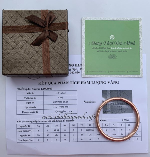 Bộ sản phẩm vòng tay đồng thau bao gồm vòng, giấy kiểm định và thiệp chú