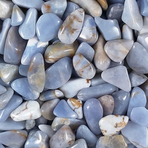 Bộ sưu tập các loại đá Chalcedony tự nhiên đa dạng màu sắc và hình dáng, lý tưởng để chế tác vòng tay Chalcedony độc đáo.