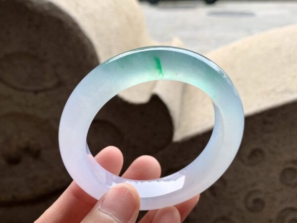Bộ sưu tập vòng tay phỉ thúy đa dạng về kiểu dáng và màu sắc