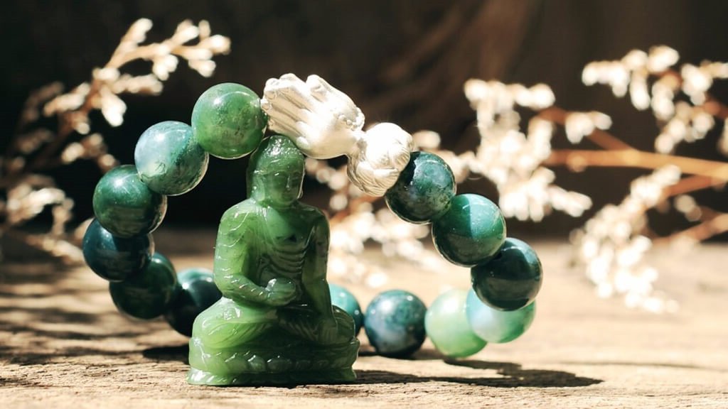 Các viên đá Chalcedony được chế tác tinh xảo, thể hiện những ý nghĩa phong thủy sâu sắc khi được đeo như một chiếc vòng tay.
