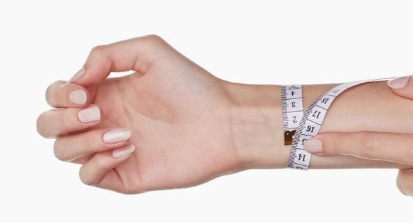 Cách đo cổ tay chính xác bằng thước dây mềm để chọn vòng tay vàng hồng