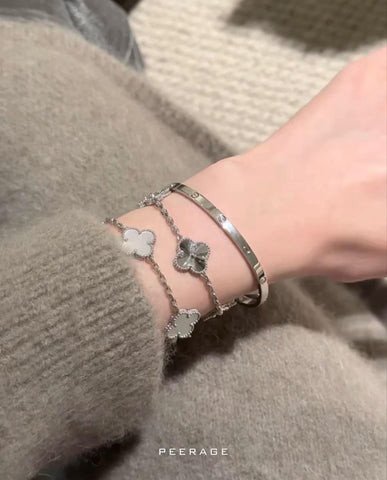 Cách mix vòng tay cùng kiểu dáng tạo sự đồng điệu