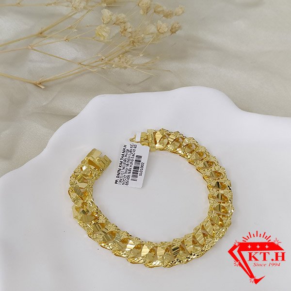 Cận cảnh lắc tay vàng mắt xích đẹp