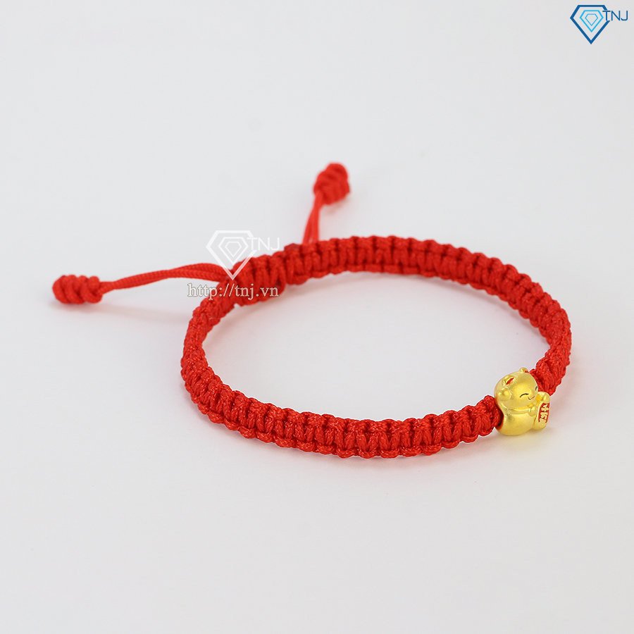 Cận cảnh mặt dây chuyền mèo thần tài vàng 24K 9999 trên vòng tay