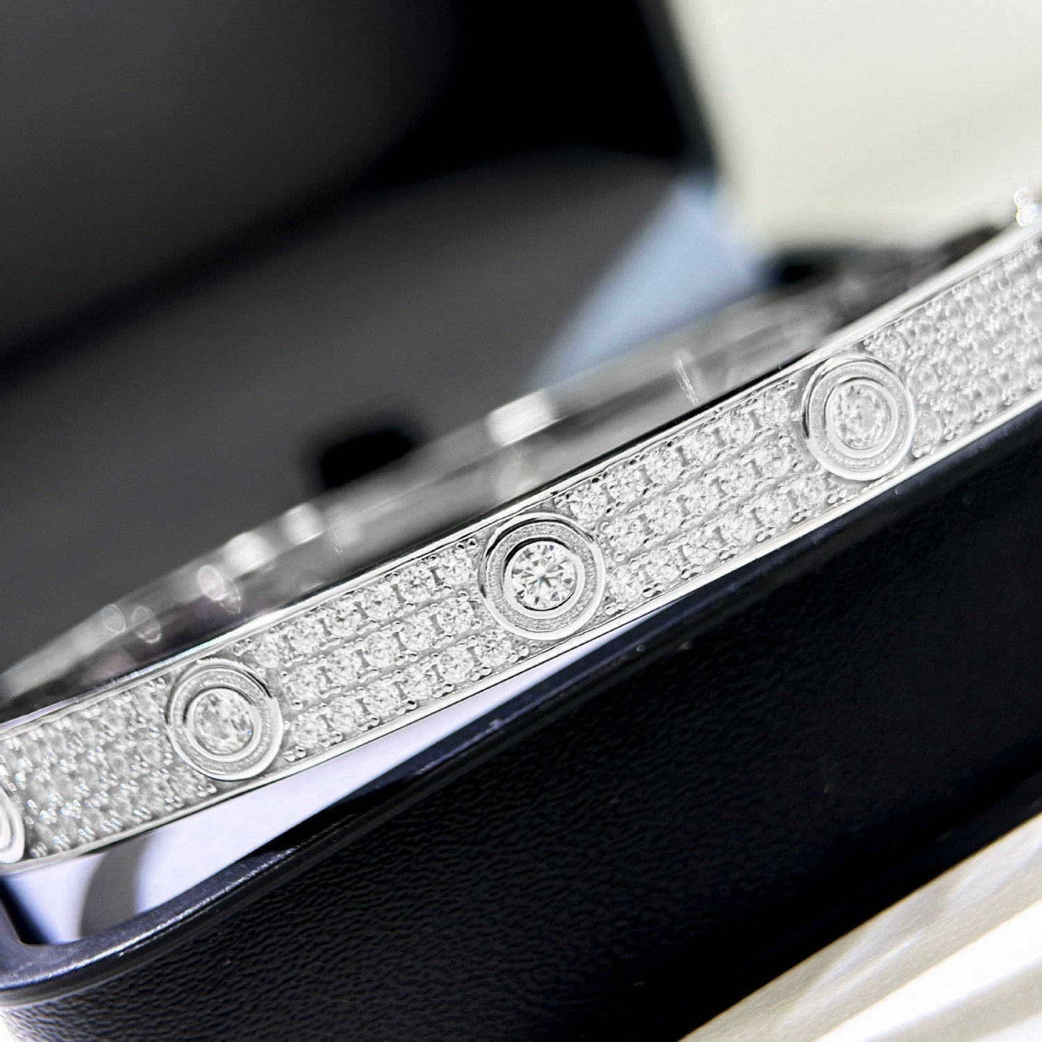 Cận cảnh vòng tay Cartier bạc với họa tiết khóa vít đặc trưng