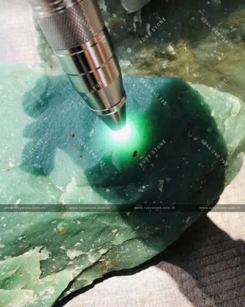 Cấu trúc tinh thể dạng hạt của ngọc Du Long