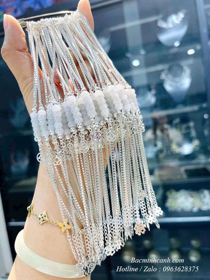 Chi tiết 5 đồng điếu trên lắc tay bạc, biểu tượng của ngũ phúc