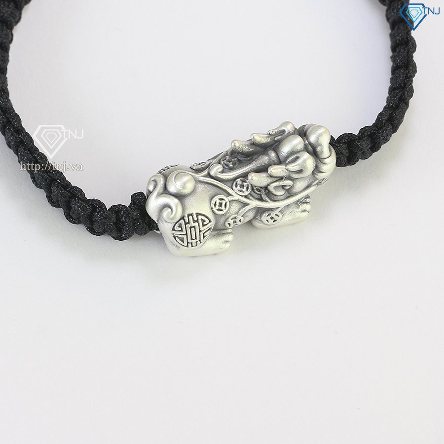 Chi tiết charm Tỳ Hưu trên vòng tay may mắn cho nam, chất liệu bạc sáng