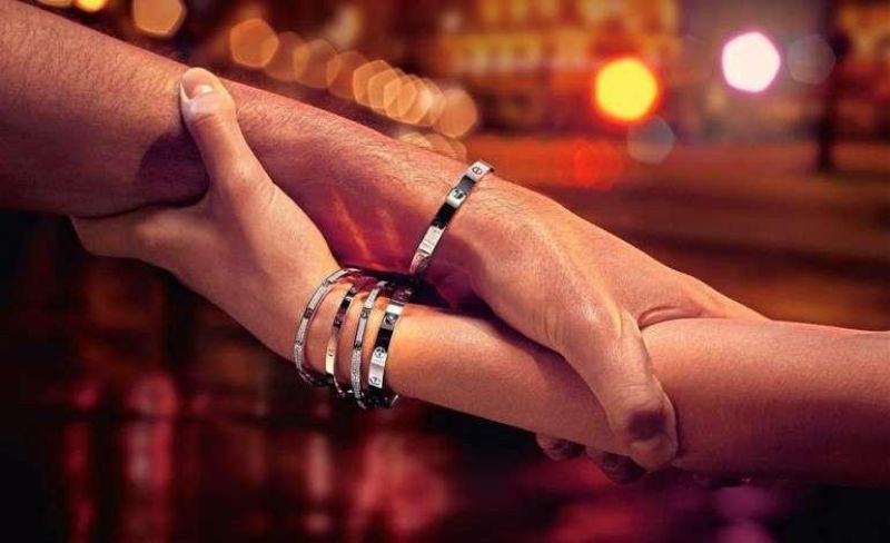 Chi tiết khóa vít đặc trưng của vòng tay Cartier Love, thể hiện ý nghĩa của tình yêu và sự gắn kết bền chặt