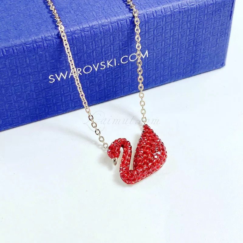 Chi tiết mặt vòng tay Swarovski hình thiên nga