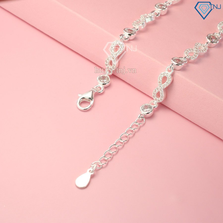 Chi tiết móc khóa và biểu tượng vô cực của vòng tay bạc