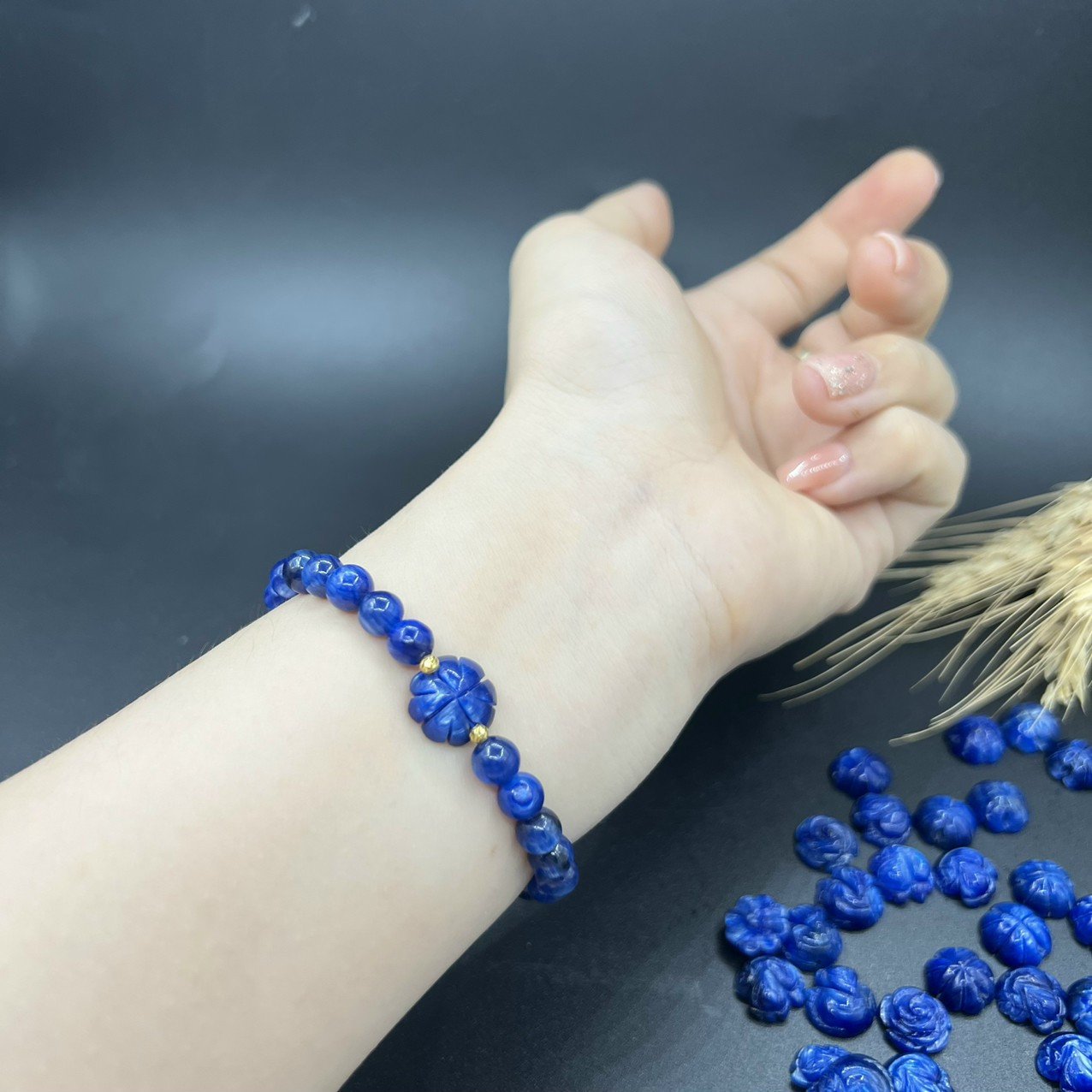 Chi tiết vòng tay phong thủy Kyanite xanh thẳm cùng bi vàng