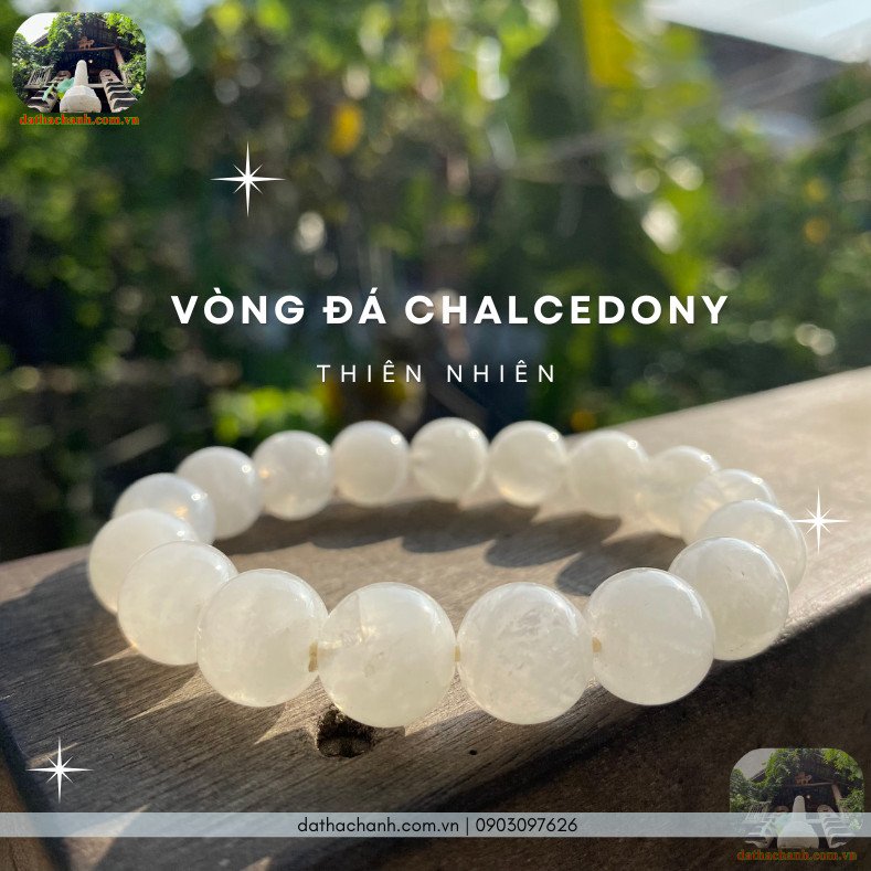 Chiếc vòng tay đá Chalcedony trắng ngà, gợi ý cho người mệnh Kim hoặc Thủy theo nguyên tắc ngũ hành.