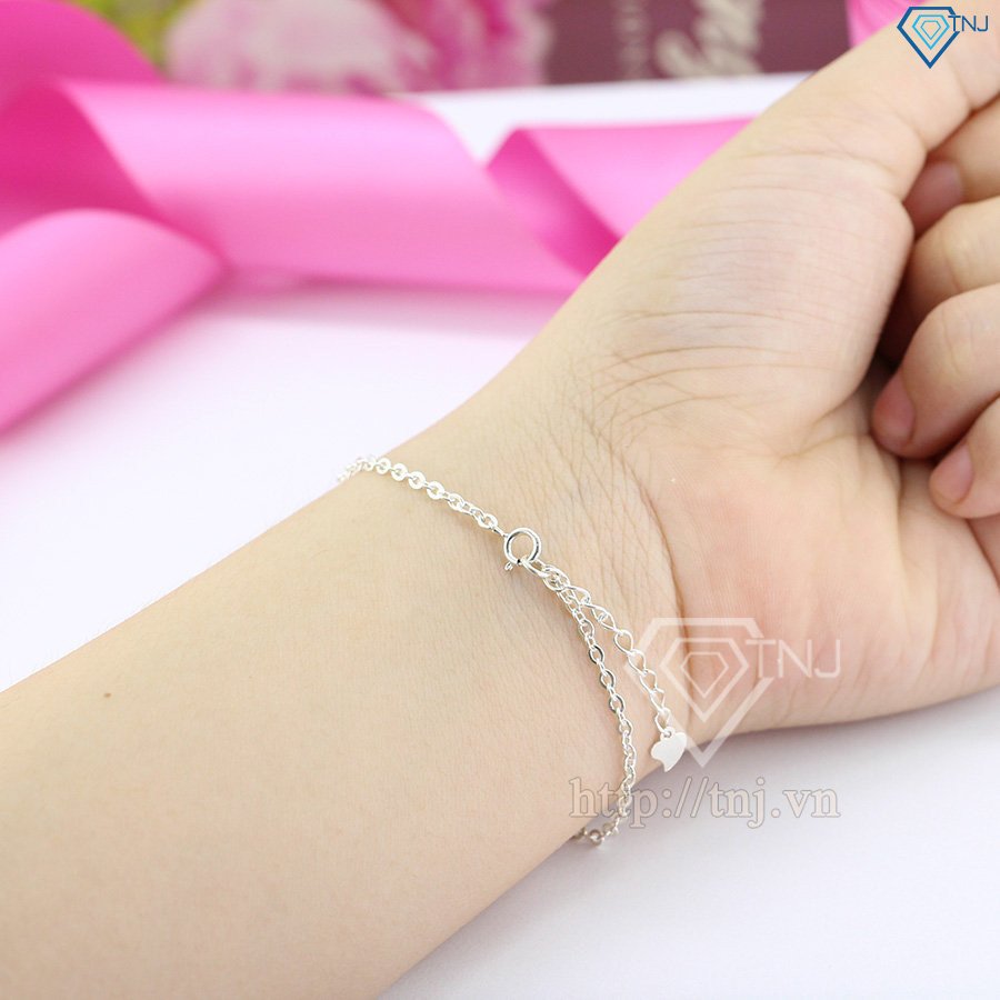 Chiếc vòng tay nữ cỏ 4 lá tinh xảo trên tay người mẫu