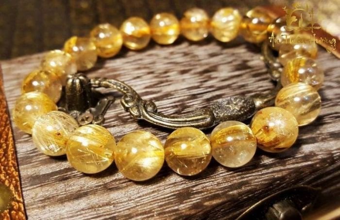 Chọn vòng tay phong thủy nữ mệnh Thổ từ chất liệu gỗ hoặc đá quý