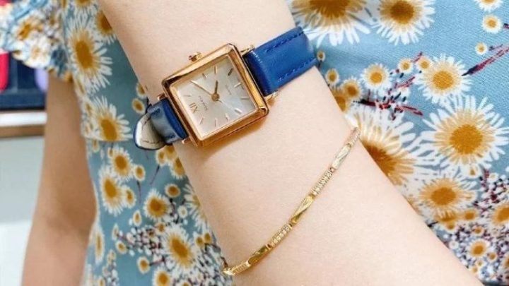 Cô gái đeo đồng hồ kết hợp lắc tay màu vàng hồng tinh tế