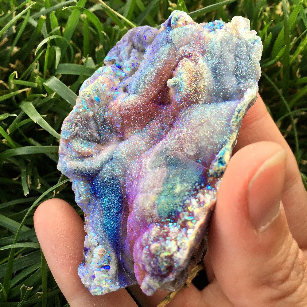 Đá Chalcedony ánh cầu vồng lấp lánh, một viên đá quý hiếm thường được dùng làm điểm nhấn cho vòng tay Chalcedony.