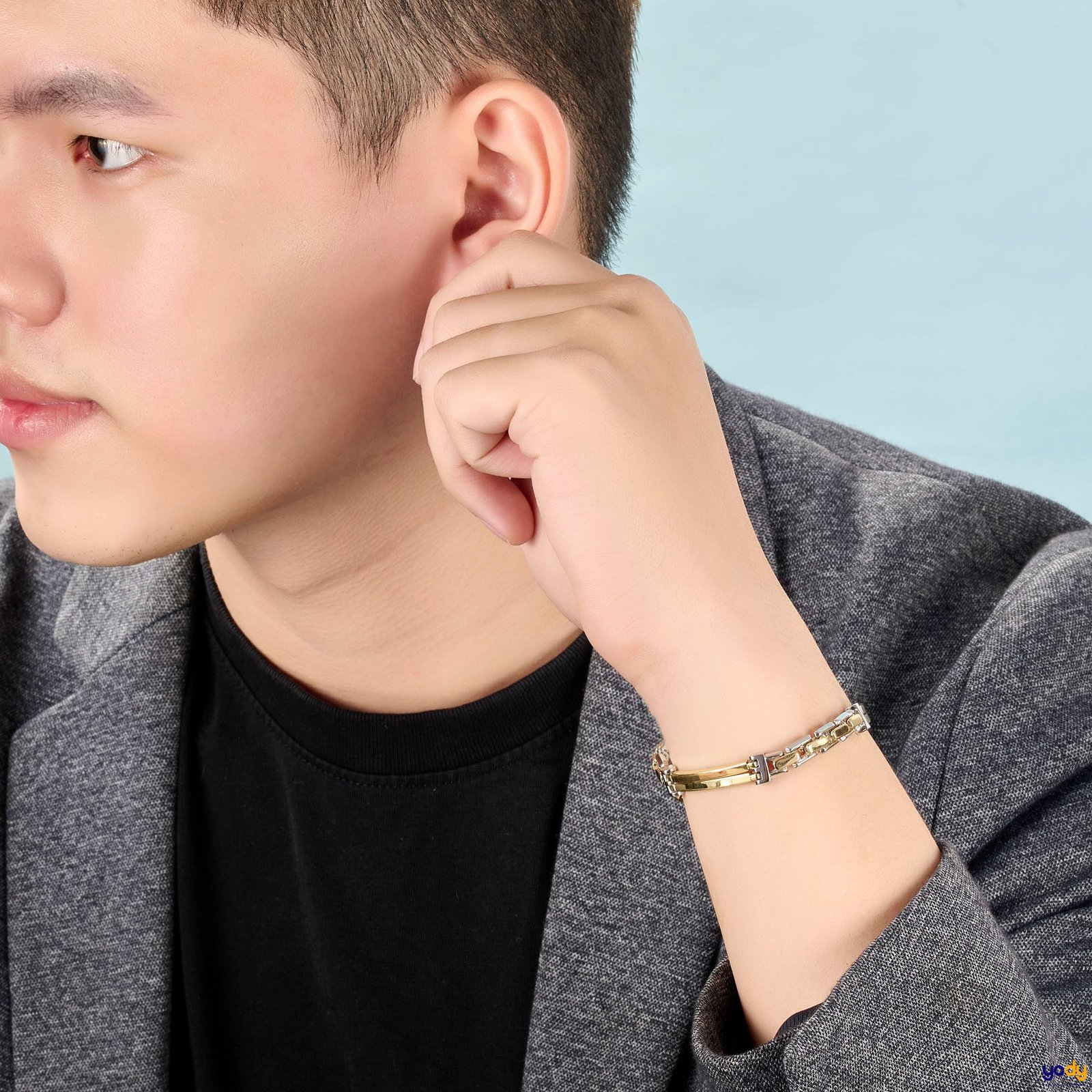 Đàn ông đeo lắc tay nam làm tôn lên vẻ mạnh mẽ và nam tính.