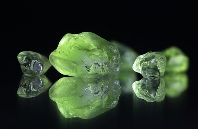 Độ tinh khiết vượt trội của viên đá Peridot làm tăng giá trị cho vòng tay đá quý.