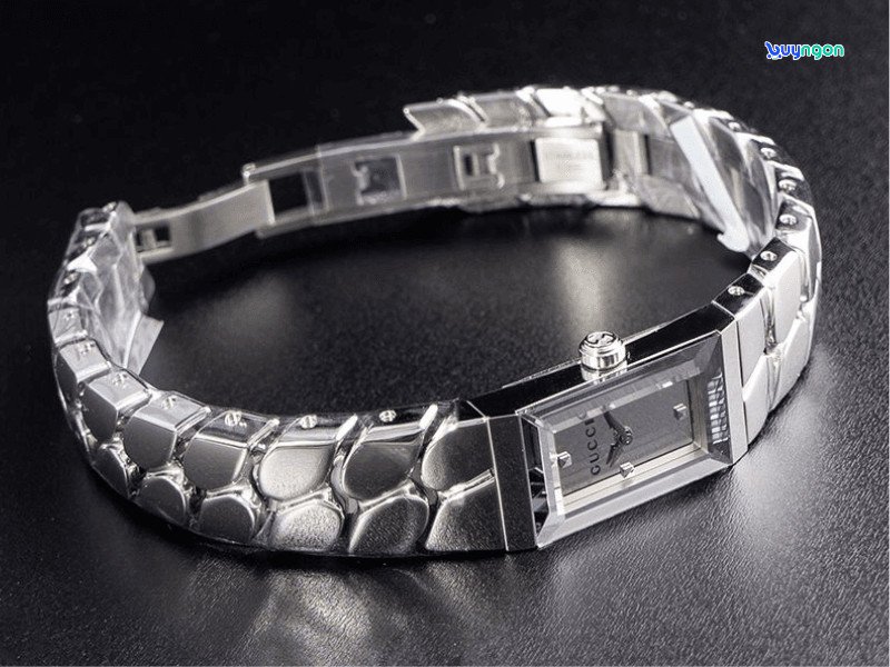 Đồng hồ Gucci G-Frame YA147501 với thiết kế mặt vuông và dây đeo kim loại mạ vàng, toát lên vẻ đẳng cấp.