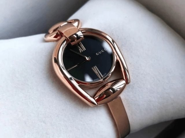 Đồng hồ Gucci lắc tay Horsebit YA139507 với thiết kế sang trọng, lấy cảm hứng từ yên ngựa.