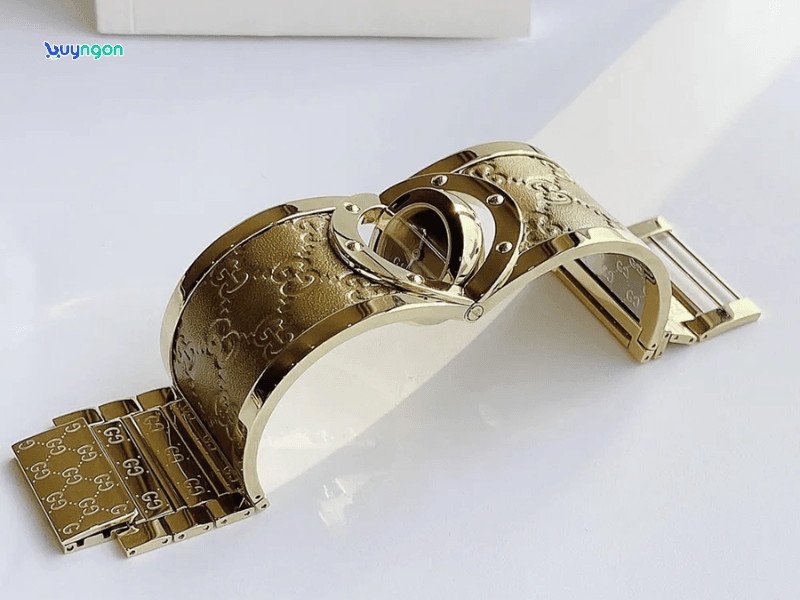 Đồng hồ lắc tay Gucci Twirl YA112443 với mặt số xoay độc đáo, đa năng như một món trang sức.