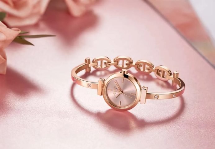 Đồng hồ lắc tay nữ dây thép màu đồng thanh lịch