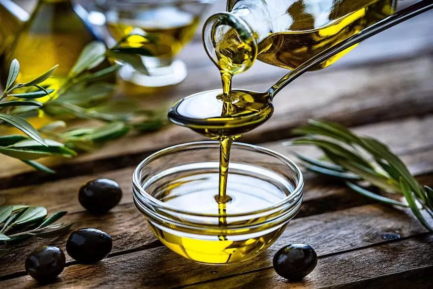 Dùng dầu ăn hoặc chất bôi trơn để làm trơn cổ tay và lắc tay vàng