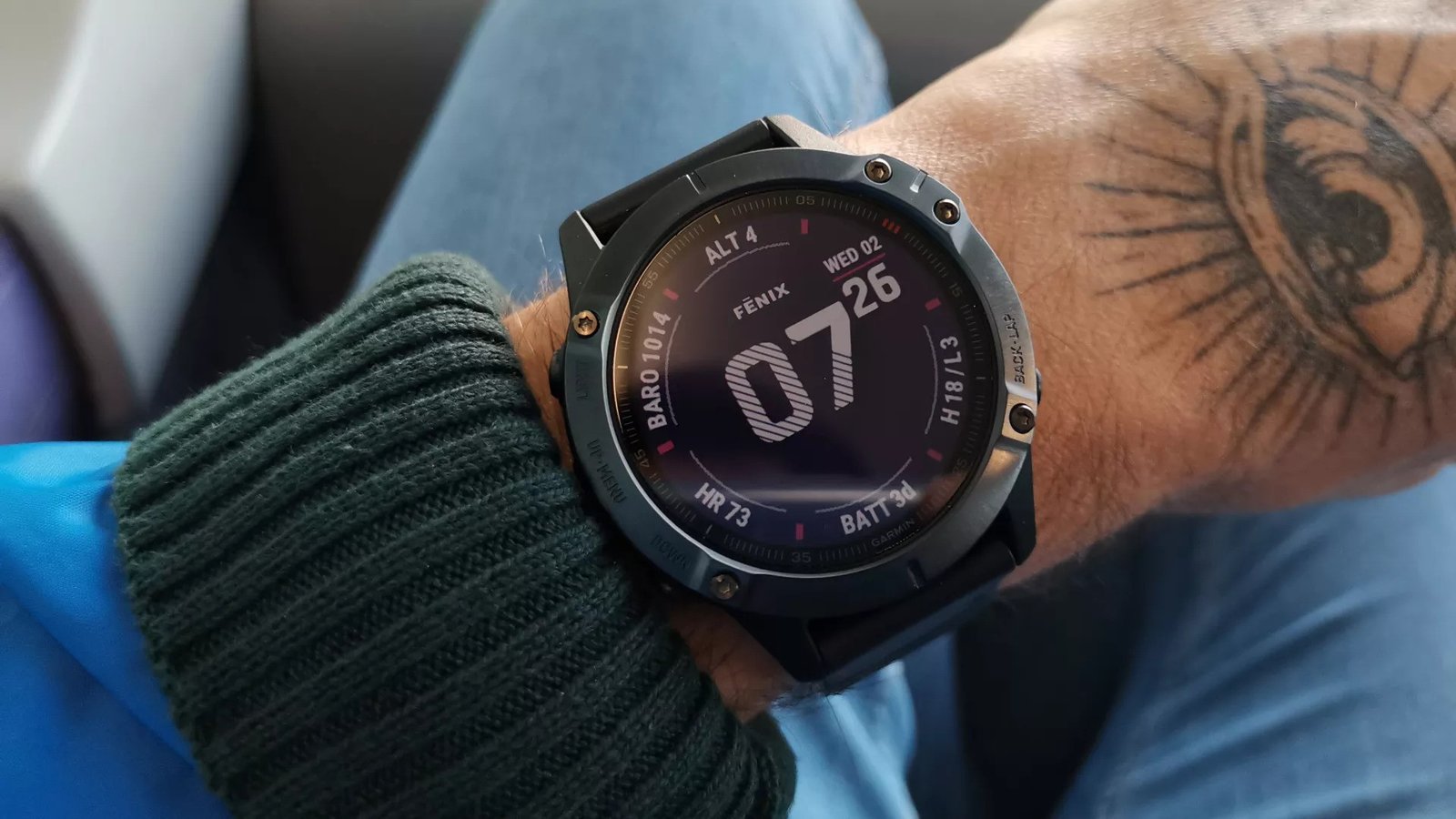 Garmin Fenix 6 hiển thị bản đồ và các chỉ số hiệu suất thể thao