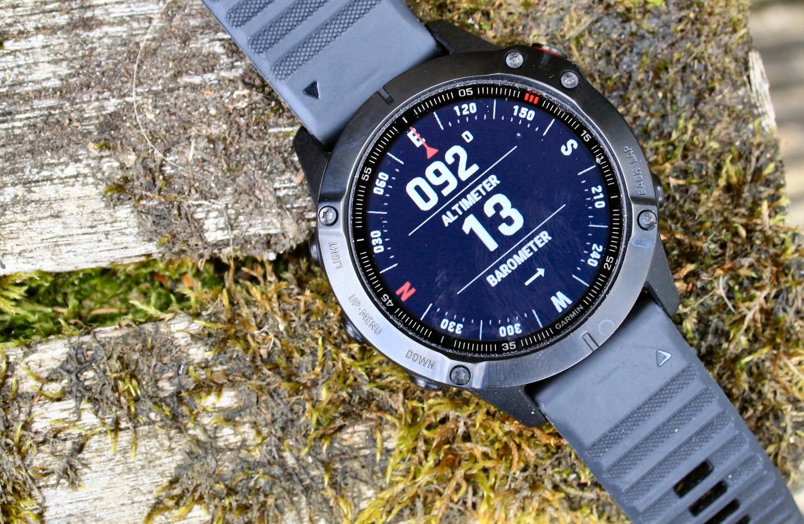 Garmin Fenix 6 với màn hình hiển thị các chỉ số sức khỏe và hoạt động