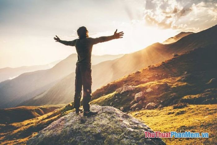 Giang rộng vòng tay che chở, bảo vệ con trẻ