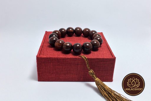 Hạt vòng tay gỗ cẩm lai nổi bật với đường vân đen huyền bí trên nền nâu đỏ