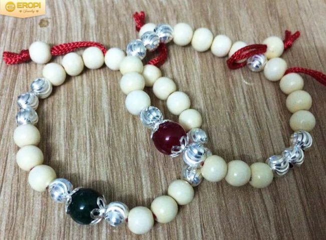 Hình ảnh bé sơ sinh đeo vòng tay dâu tằm an lành, biểu tượng bình an cho trẻ