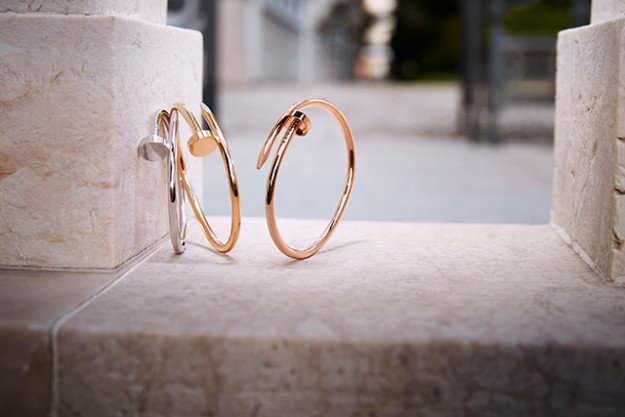 Hình ảnh cận cảnh lắc tay đinh Cartier Juste Un Clou vàng hồng 18K với thiết kế đầu đinh trơn độc đáo