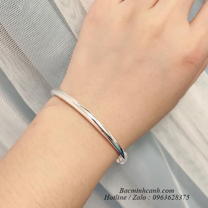 Hình ảnh cận cảnh lắc tay tròn trơn bằng bạc, thể hiện chi tiết thiết kế tối giản