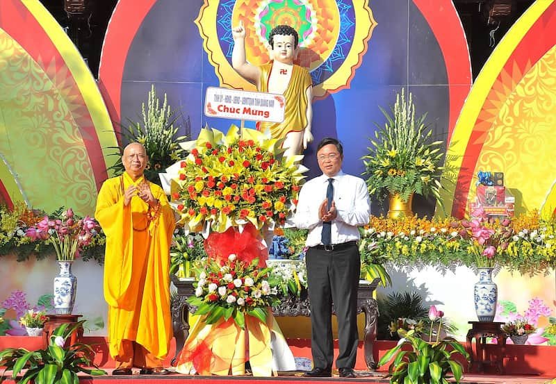 Hình ảnh một buổi Lễ Phật Đản trang nghiêm tại chùa, thời điểm linh nghiệm để xin vòng tay ở chùa