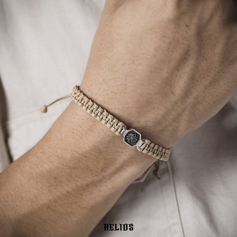 Hình ảnh vòng tay bạc chạm khắc tinh xảo, đại diện cho sự kết nối tâm linh, khám phá bản thân khi đeo hai vòng tay.