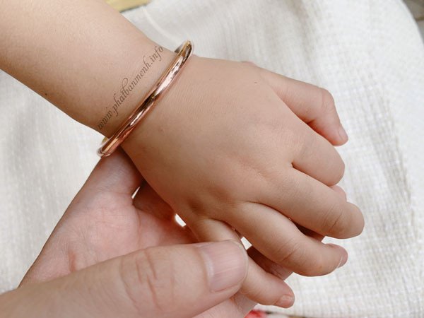 Hình ảnh vòng tay bằng đồng đỏ 4li trên tay trẻ em