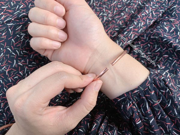 Hình ảnh vòng tay đồng thau đeo trên tay nam và nữ với kích thước khác nhau