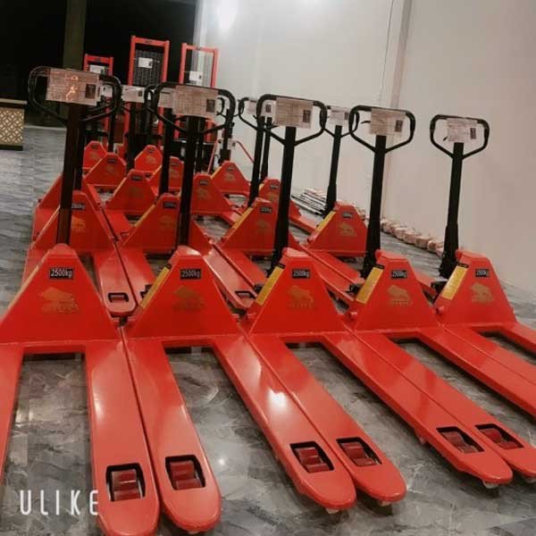 Hình ảnh xe nâng tay thấp cơ khí đang vận chuyển hàng hóa