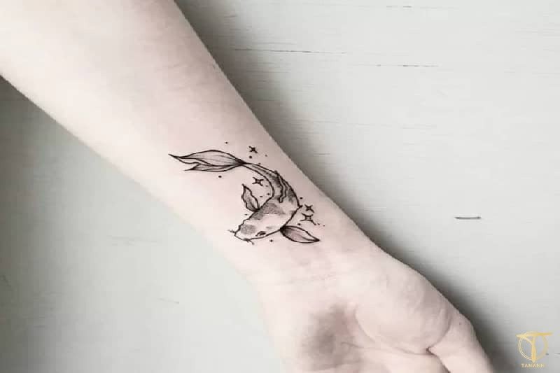 Hình xăm cá chép mini trên cổ tay nam