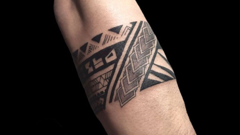 Hình xăm maori vòng tay chi tiết đuôi cá và biểu tượng truyền thống